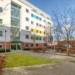 Bright & Central Studio In Luton, Sleeps 2