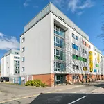 Bright & Central Studio In Luton, Sleeps 2