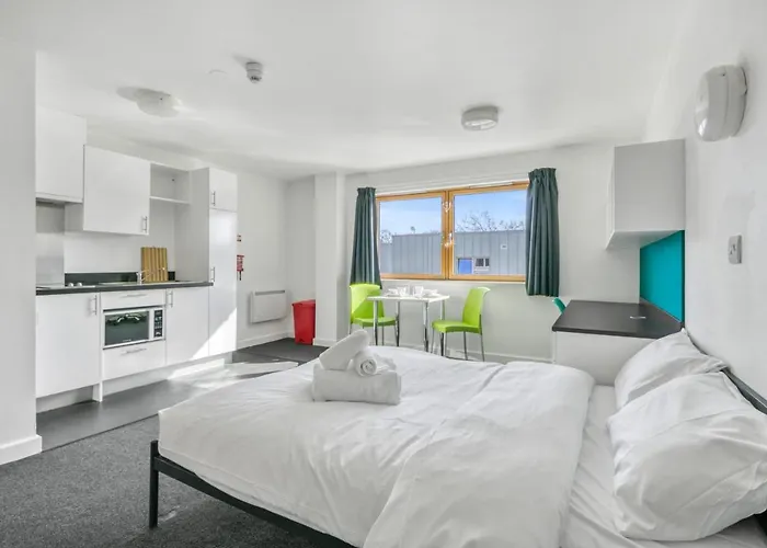 Bright & Central Studio In Luton, Sleeps 2
