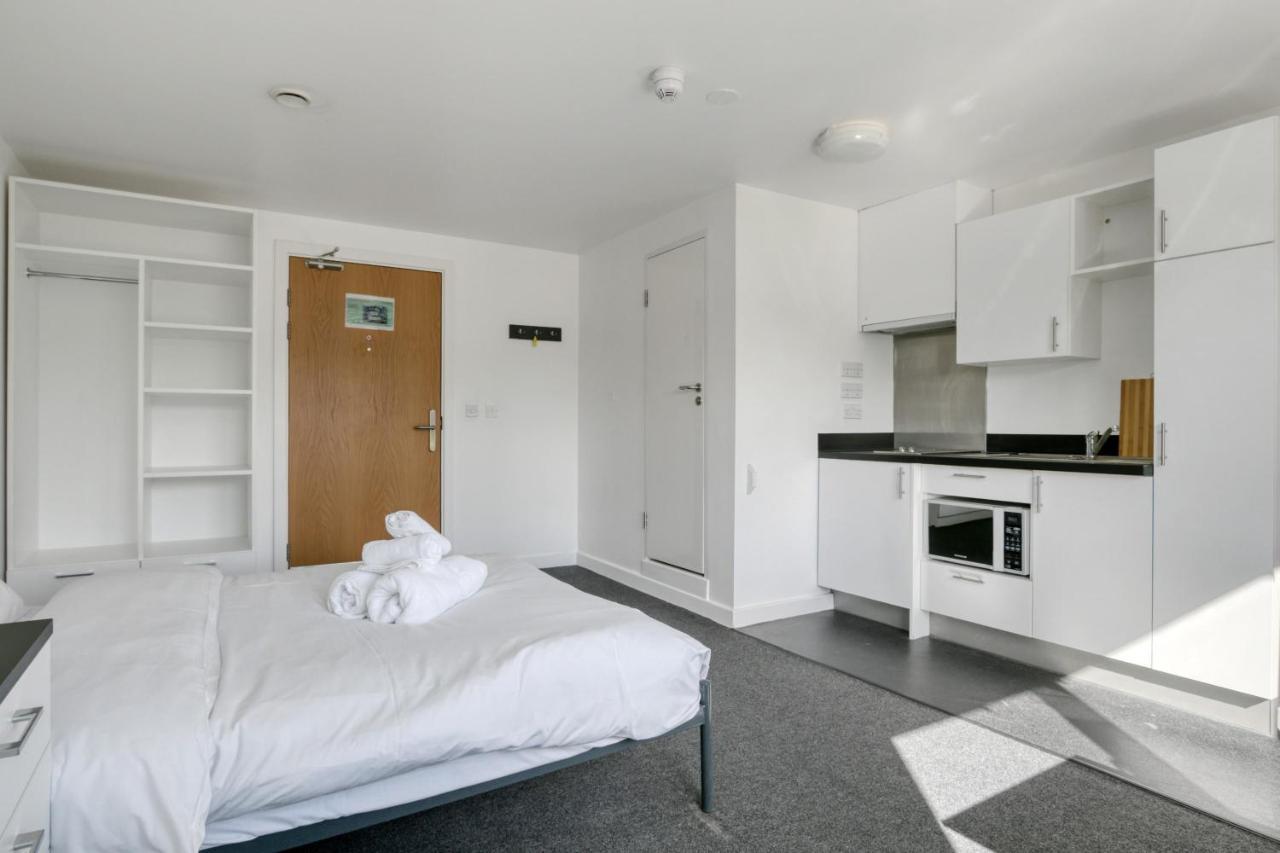 Bright & Studio In Luton, Sleeps 2 Apartment